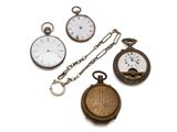 plusieurs types de montres de poche sont présentés sur une surface blanche