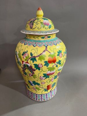 Potiche en porcelaine fond jaune à décor de fleurs