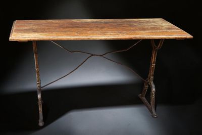 une image représentant une table en bois avec des pieds en fer et un plateau en bois