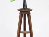 un télescope vert posé sur un trépied en bois