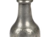 un vase en argent avec un couvercle, sur fond blanc