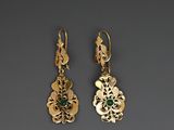 une paire de boucles d'oreilles en or et émeraude