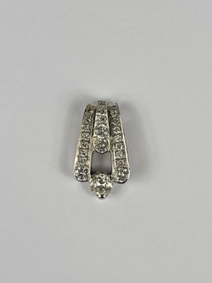 un gros plan d'une boucle en diamant sur une surface blanche