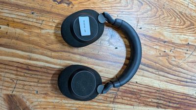 un casque posé sur une table en bois