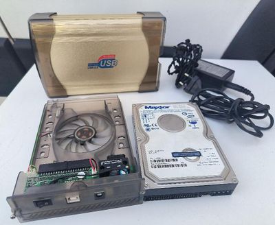 un disque dur posé sur une table