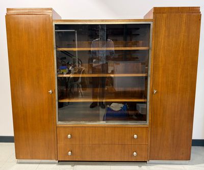 Vitrine en bois de placage ouvrant par deux portes pleines a…
