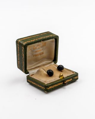 une petite boîte contenant deux pierres noires