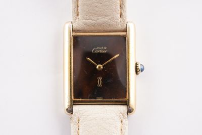 une photo d'une montre-bracelet vintage pour femme
