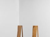 deux chaises en bois dans une pièce blanche aux murs blancs