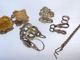 plusieurs bijoux sont exposés sur une surface blanche