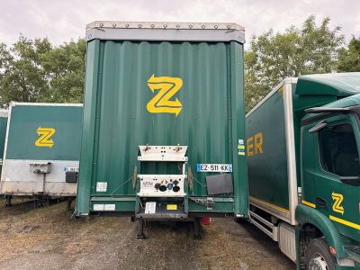 deux camions garés l'un à côté de l'autre
