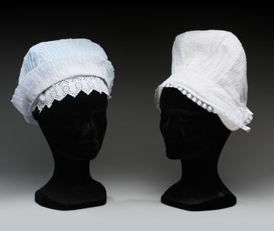 deux chapeaux blancs posés sur la tête d'un mannequin, sur fond gris