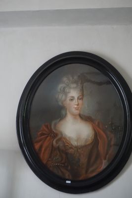un tableau représentant une femme en robe rouge accroché au mur