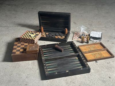 un grand nombre d'objets posés sur le sol