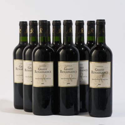 six bouteilles de vin sont alignées sur une surface blanche