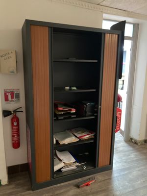 une armoire contenant un extincteur