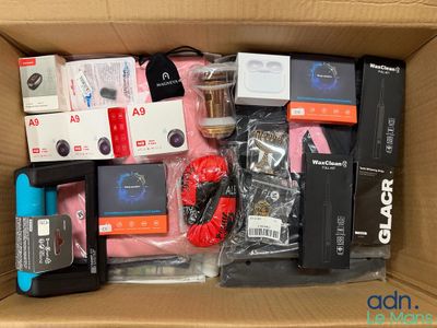 une boîte en carton remplie de divers appareils électroniques et gadgets