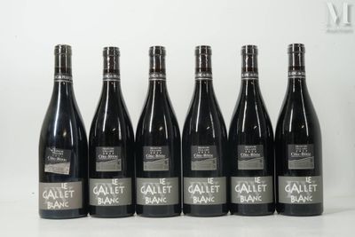 six bouteilles de vin sont alignées sur une table
