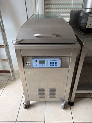 une machine posée sur le comptoir d'une cuisine