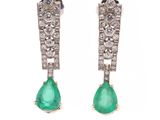 une paire de boucles d'oreilles en émeraude et diamant