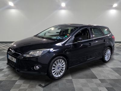 une photo d'une Ford Focus break noire garée dans un garage