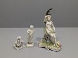 trois figurines assises sur une table