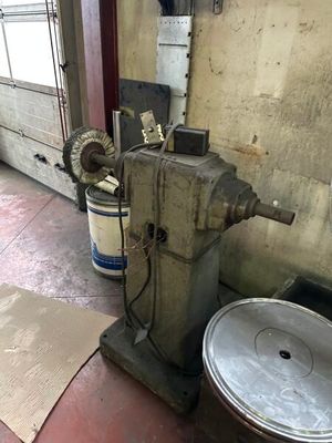 une machine posée sur le sol d'une pièce