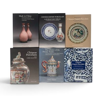 six ouvrages consacrés à la porcelaine et aux objets en porcelaine chinoises, parmi lesquels un vase, une théière et une autre théière