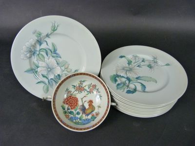 une pile d'assiettes avec des fleurs sur une table