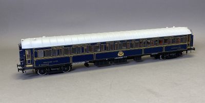 un wagon bleu et blanc sur un fond gris
