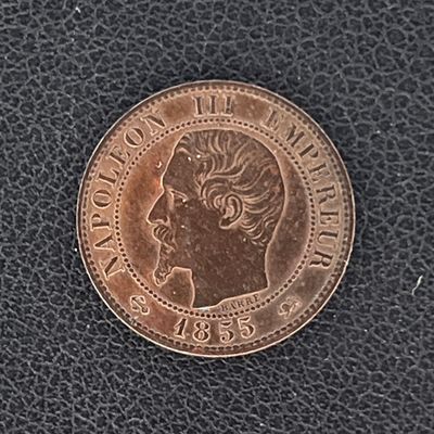 gros plan d'une pièce de monnaie sur laquelle figure un visage de femme