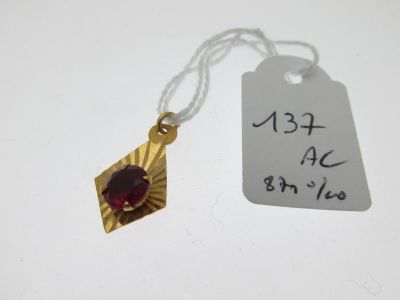 gros plan d'un collier auquel est attachée une étiquette