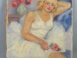 tableau représentant une femme en robe blanche assise sur un canapé bleu