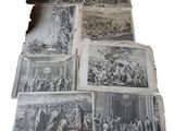beaucoup de vieilles photos en noir et blanc posées sur une table