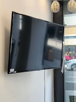 une télévision à écran plat fixée au mur dans un coin de la pièce