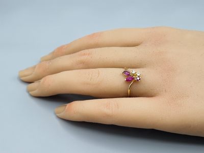 gros plan de la main d'une personne portant une bague