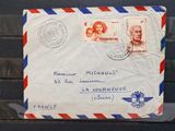 une vieille enveloppe posée sur une table en bois recouverte de timbres
