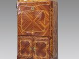 une armoire ancienne en bois à deux portes et tiroirs
