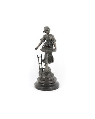 statue d'une femme assise sur une chaise, tenant un panier de fleurs