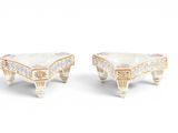 paire de bougeoirs anciens en porcelaine, décorés de motifs bleus et blancs