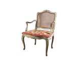 une image représentant une chaise sur laquelle est posé un coussin rouge