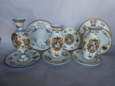 un ensemble d'assiettes et de vases posés sur une table