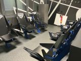 de nombreux sièges alignés dans la salle d'attente d'un aéroport