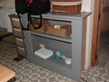 un sac posé sur une étagère à côté d'un lit