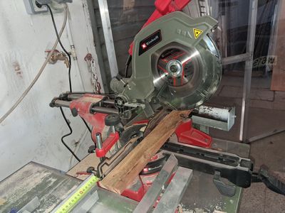 quelqu'un utilise une scie circulaire pour couper une pièce de bois