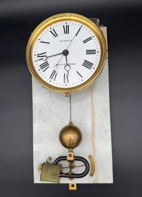une image représentant une horloge accrochée au mur