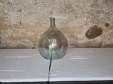 un vase en verre posé sur une table, qui présente une fissure