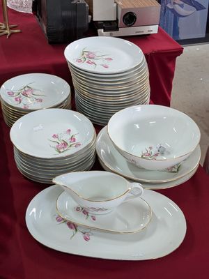 beaucoup d'assiettes et de bols sur la table