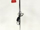 un feu rouge fixé à un poteau métallique