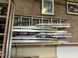 une échelle adossée au mur d'une pièce